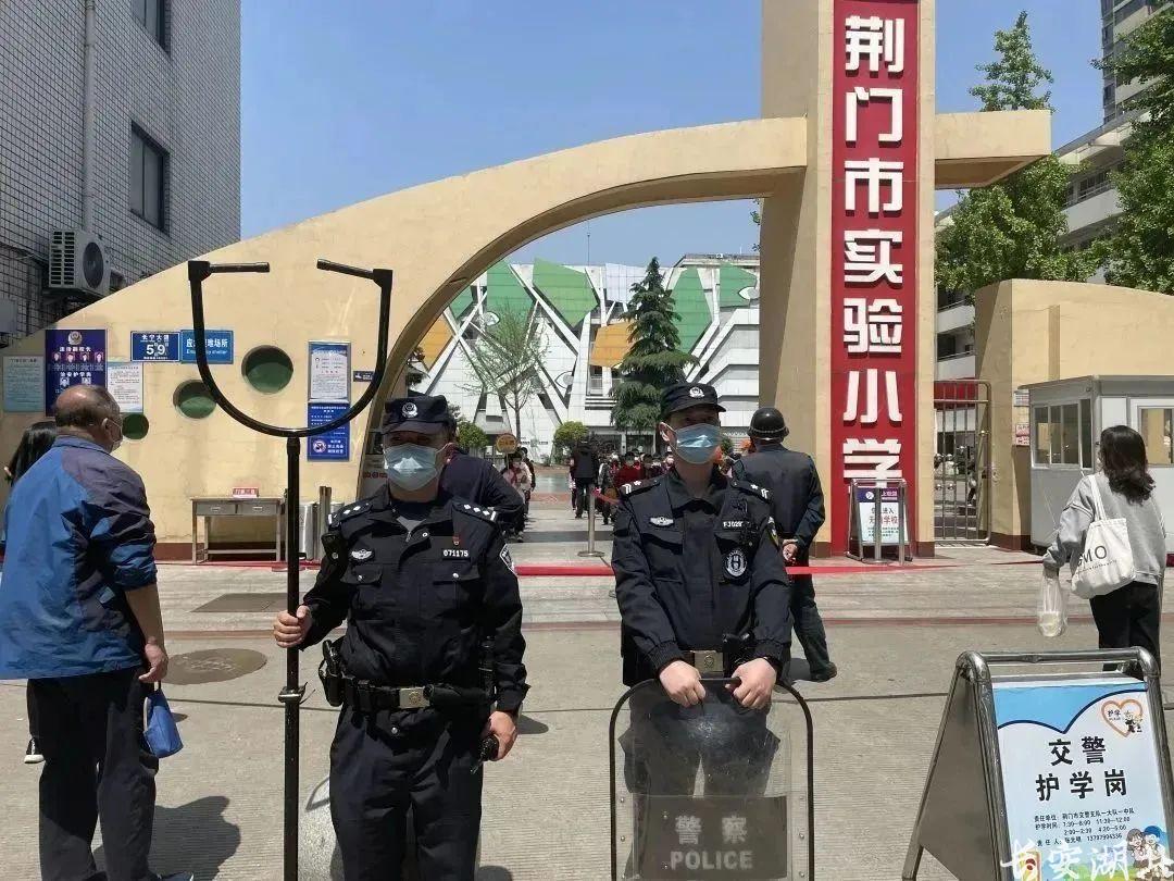 李思尧与辅警站护学岗.jpg