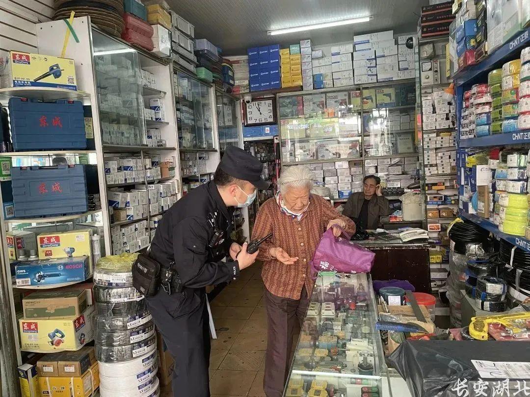 李思尧与辅警巡逻重点场所.jpg